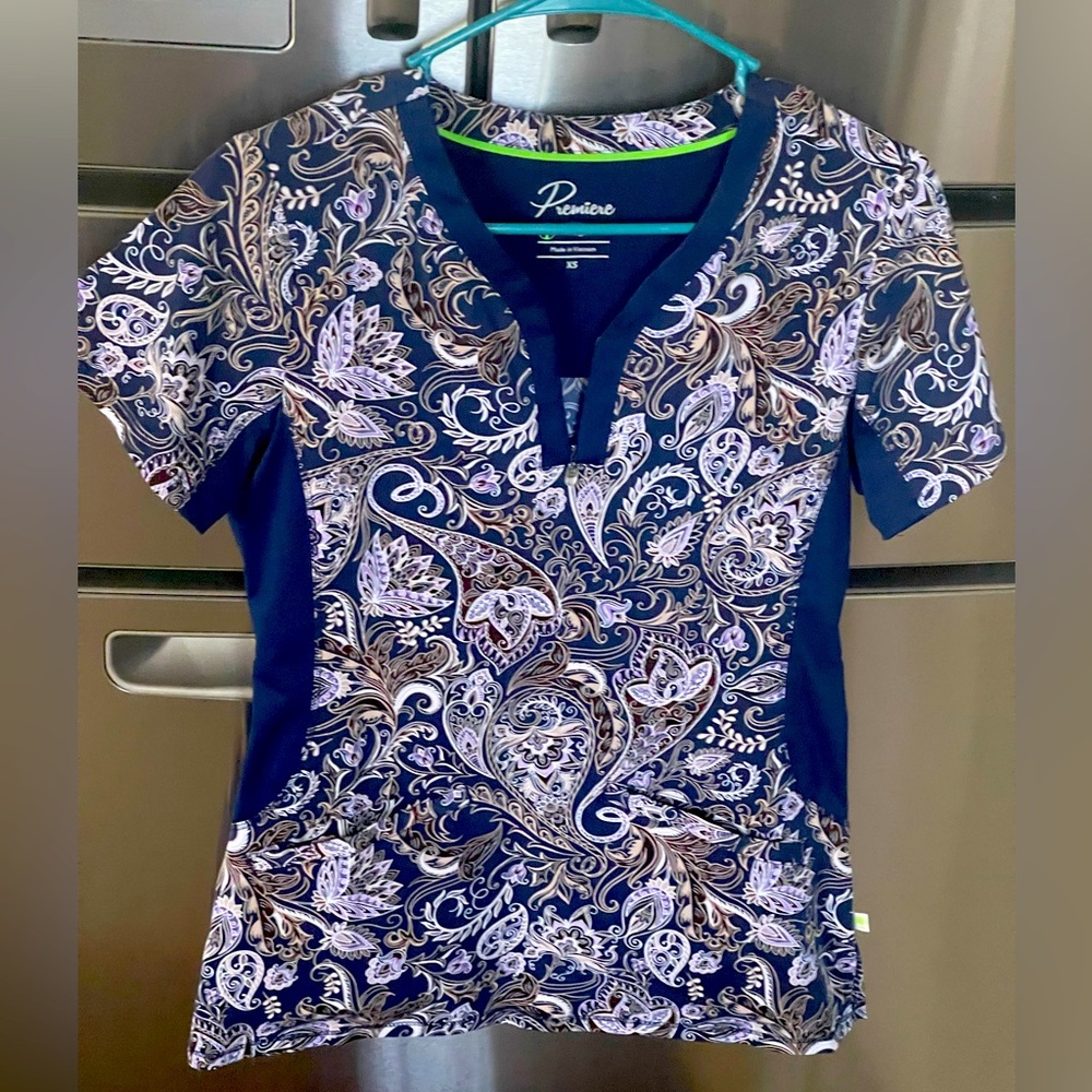 Scrub top healing hands size xtra small